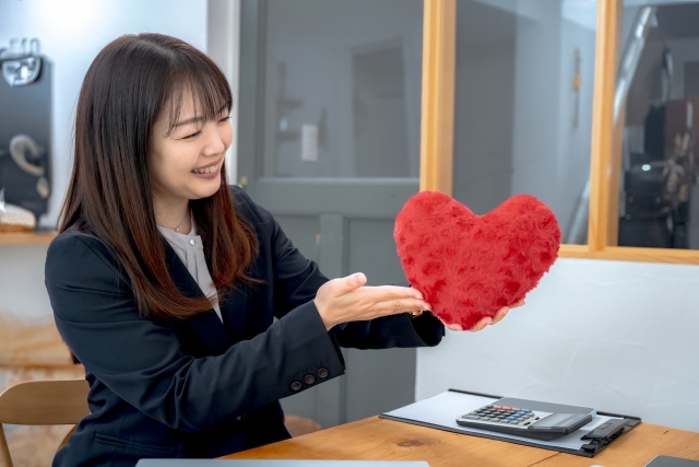 ハートを持つ女性