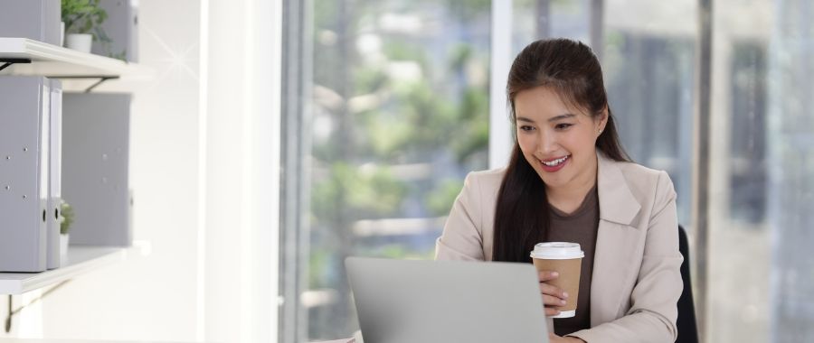 パソコンのメールで日程の連絡をする女性