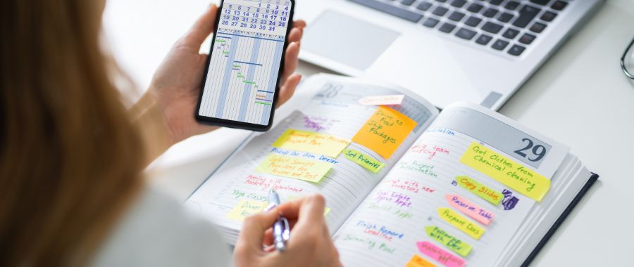 スケジュール管理で日程の調整をする女性