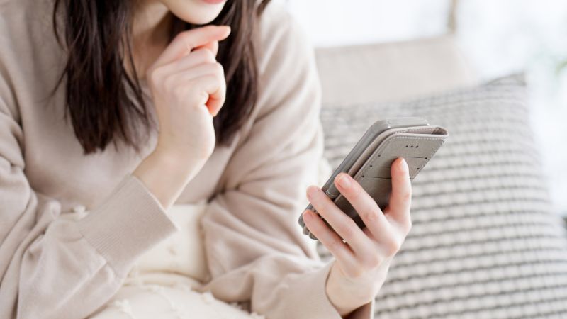 スマホでメールの返信をする女性